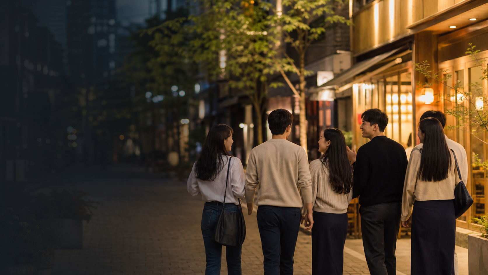 서울 거리에서 함께 걸으며 대화하는 참가자들